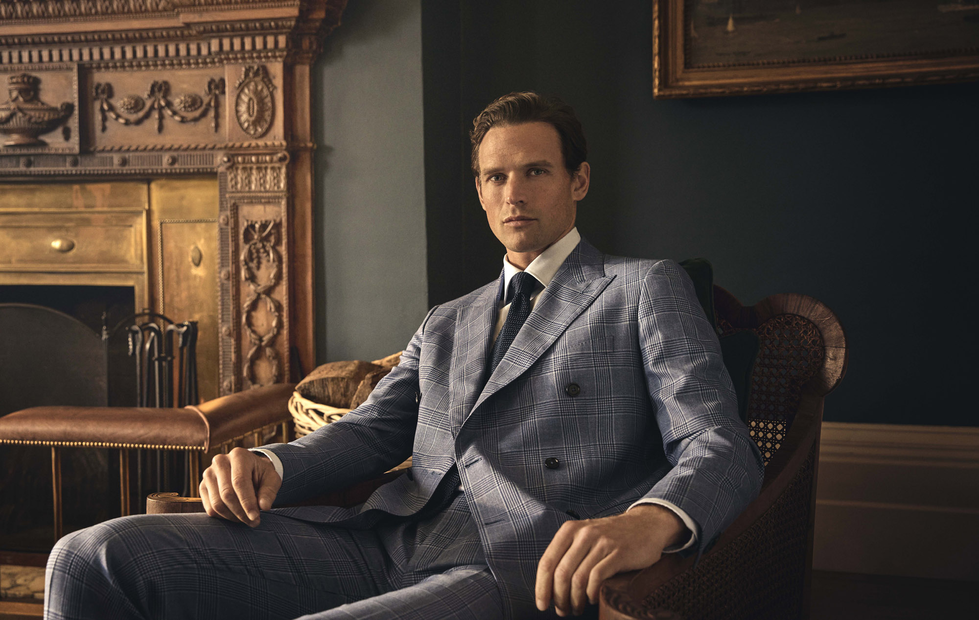 Scabal Massanzug mit Full-Canvas-Verarbeitung – Hellblauer Doppelreiher Eleganter Massanzug von Scabal mit Full-Canvas-Verarbeitung: Mann trägt einen massgeschneiderten, hellblau karierten Doppelreiher mit weissem Hemd und dunkelblauer Krawatte in einer luxuriösen, klassischen Umgebung.