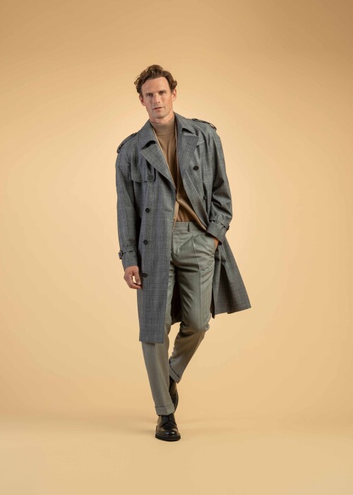 Mann in grauem Karomantel und beigefarbenem Rollkragenpullover – eleganter Herbst-Look mit klassischem Trenchcoat.
