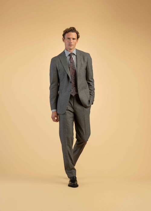 Eleganter grauer Anzug mit gestreiftem Hemd und Paisley-Krawatte Grauer Herrenanzug mit gestreiftem Hemd und gemusterter Krawatte – klassischer Business-Look mit modischem Twist.