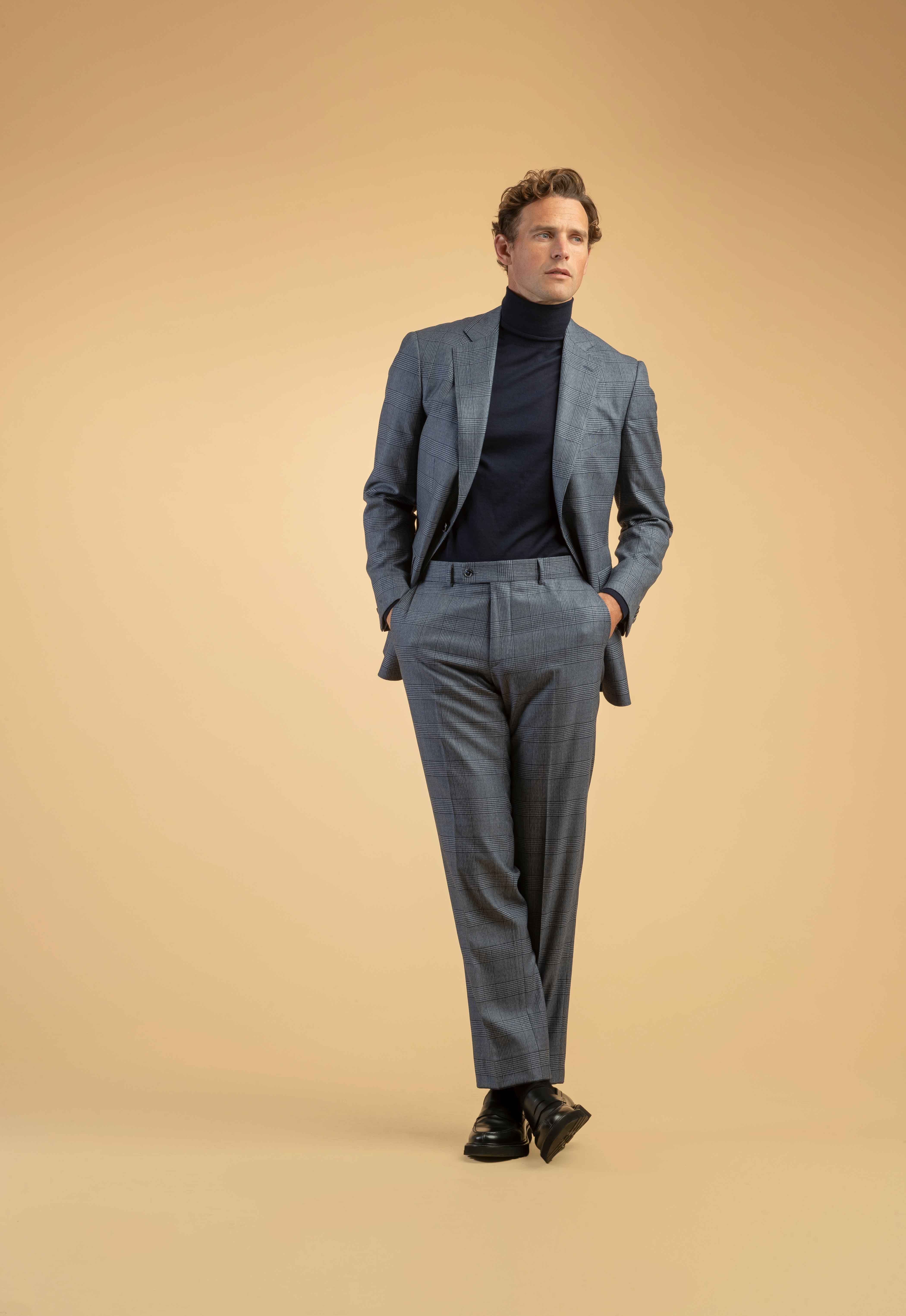 Karierter Anzug in Hellblau mit dunkelblauem Rollkragenpullover Hellblauer Anzug mit feinem Karomuster und marineblauem Rollkragenpullover – stilvoller Business-Casual-Look für Herren.