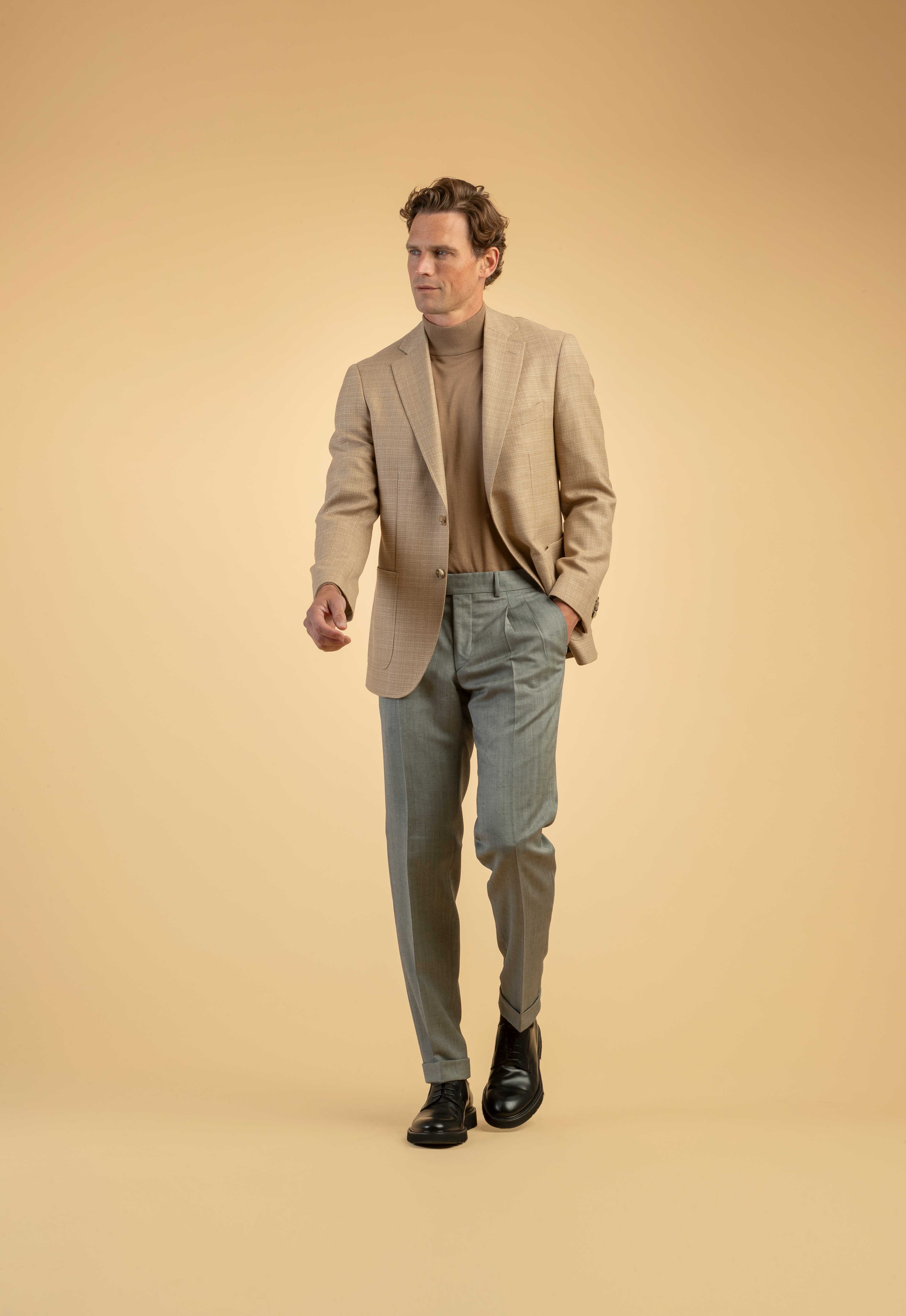 Heller Business-Look mit beigem Blazer und Rollkragenpullover Beiger Blazer mit Rollkragenpullover und grauer Bundfaltenhose – eleganter, heller Business-Look für Herbst und Winter.
