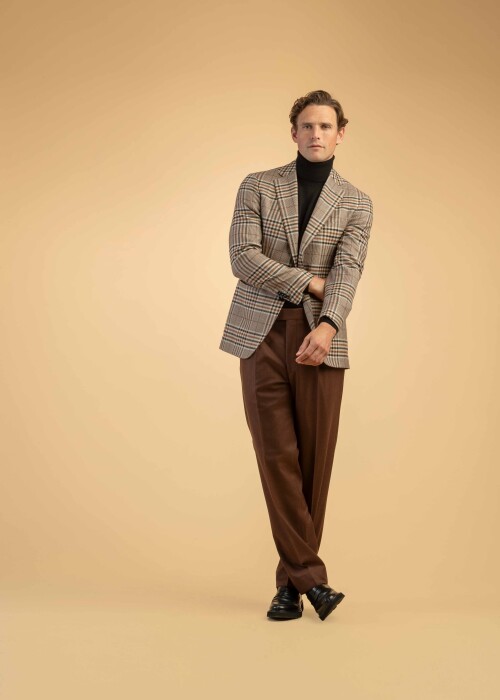 Karierter Blazer mit Rollkragen und brauner Hose – eleganter Herbstlook Karierter Blazer mit schwarzem Rollkragenpullover und brauner Wollhose – stilvoller Herbstlook für Herren.