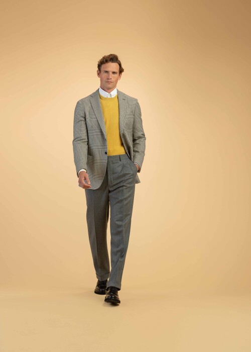 Karoblazer mit gelbem Pullover und grauer Hose – smarter Herbststil Ideal für stilbewusste Männer im Business-Alltag oder bei eleganten Anlässen.