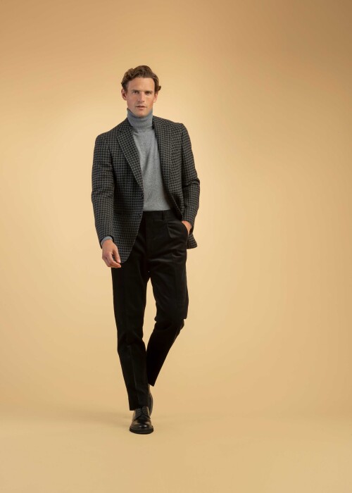 Karoblazer mit Rollkragenpullover und Cordhose – stilvoller Herrenlook Karierter Blazer mit grauem Rollkragenpullover und schwarzer Cordhose – eleganter Herbstlook für Herrenmode.