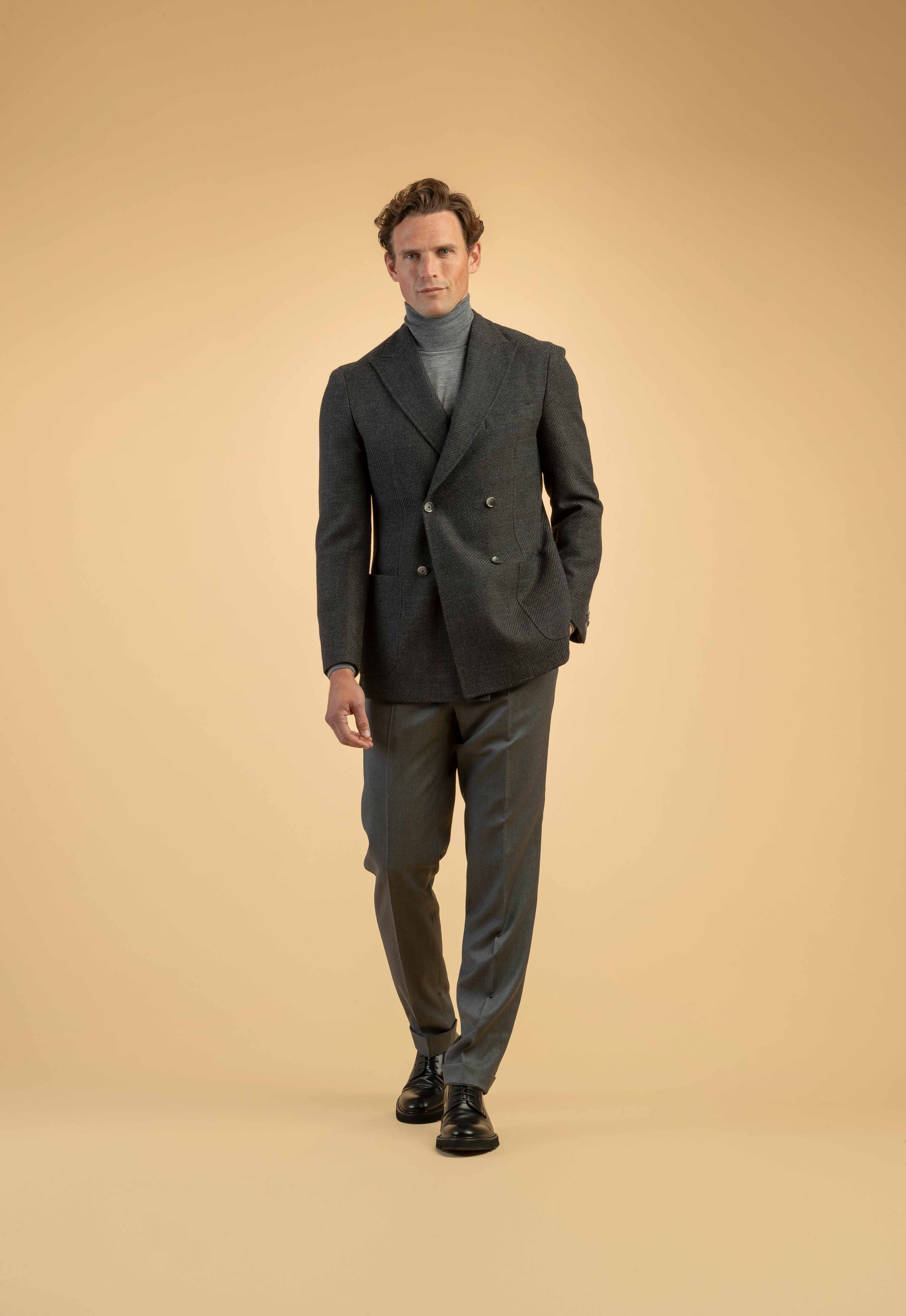 Doppelreihiges Sakko mit Rollkragenpullover und grauer Hose – stilvoller Herrenlook Dunkelgraues Sakko mit feinem Muster, kombiniert mit grauem Rollkragenpullover und grauer Hose – eleganter Business-Look für Herren.