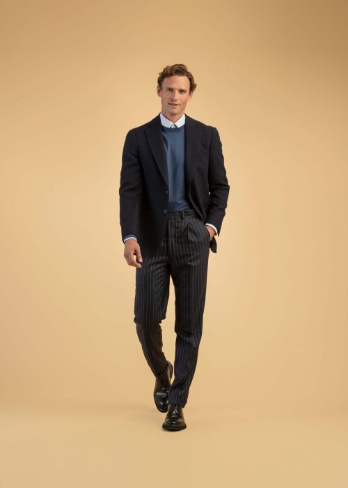 Herrenoutfit mit Nadelstreifenhose, Rundhalspullover und Sakko – Business Casual Marineblaues Sakko mit hellblauem Rundhalspullover und dunkelblauer Nadelstreifenhose – moderner Business-Look für Herren.