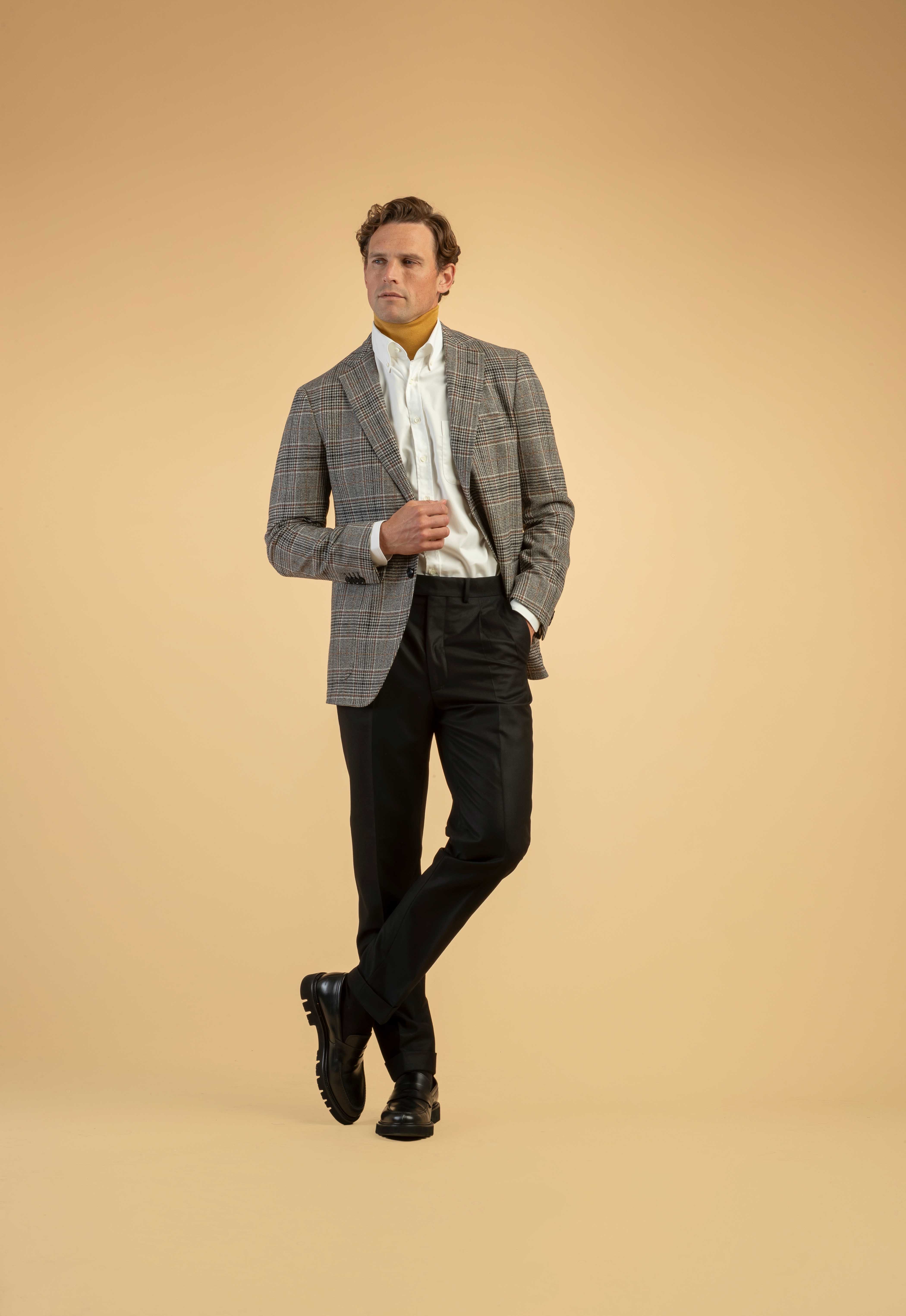 Karoblazer mit Hemd, Rollkragen und schwarzer Hose – Herrenmode elegant kombiniert Karierter Blazer mit weissem Hemd, senffarbenem Rollkragenpullover und schwarzer Hose – stilvoller Smart-Casual-Look für Herren.
