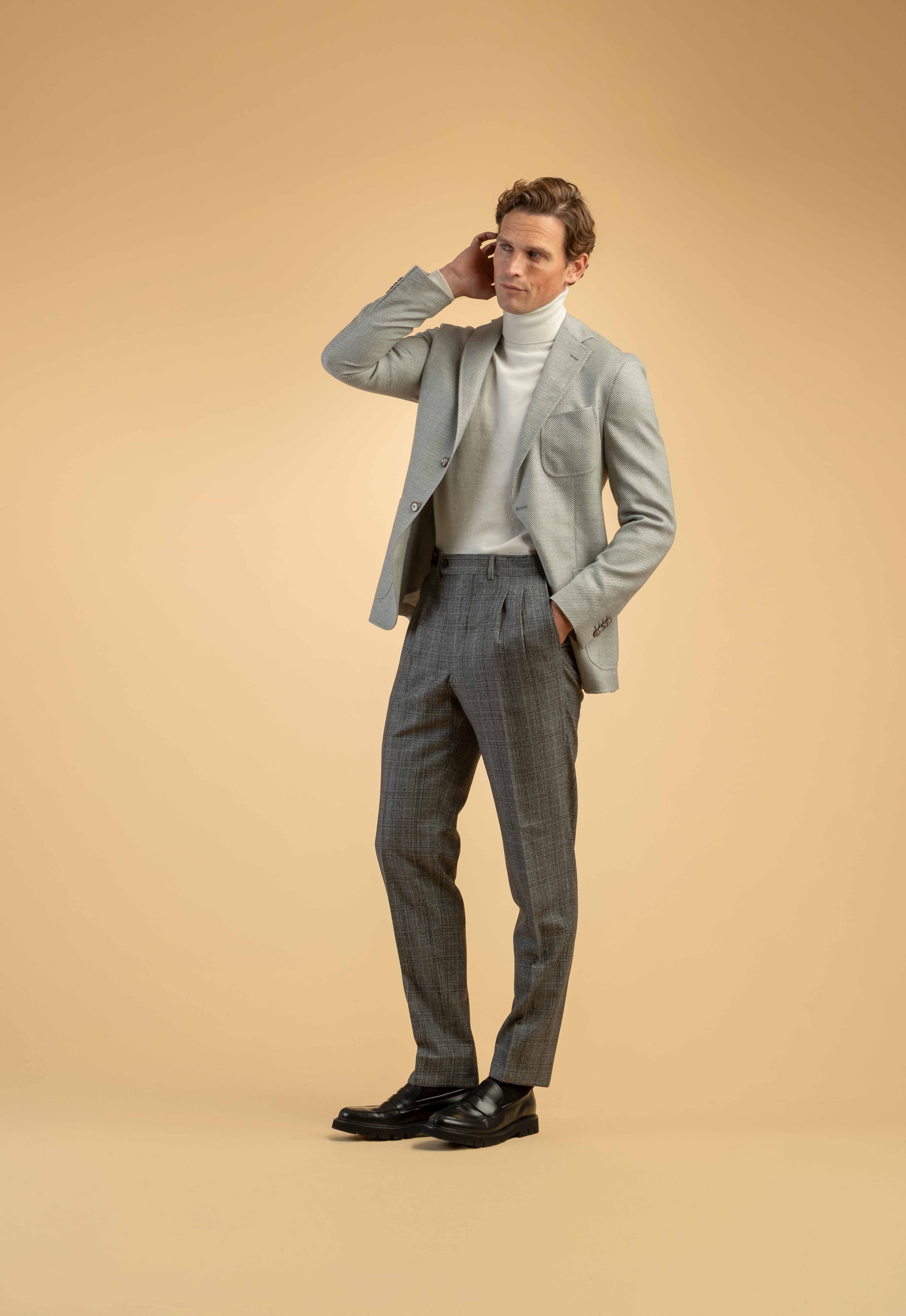 Grauer Blazer mit Rollkragen und Karohose – stilvoller Herren-Look in Monochrom Hellgrauer Blazer mit weissem Rollkragenpullover und karierter Hose – eleganter und moderner Herren-Look in Grautoenen.