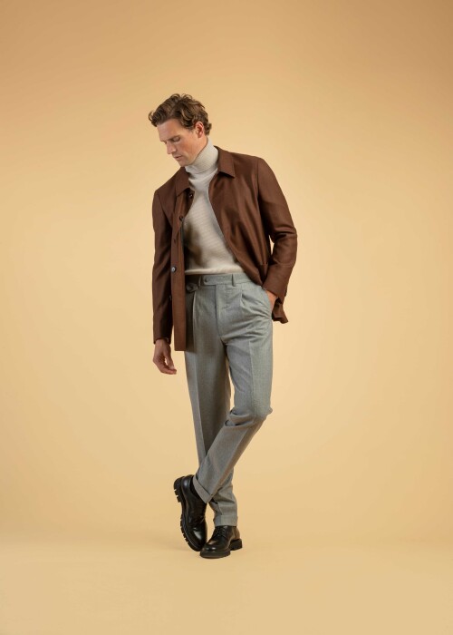 Herren-Outfit mit brauner Hemdjacke, beigem Rollkragen und grauer Hose – modern und stilvoll kombiniert