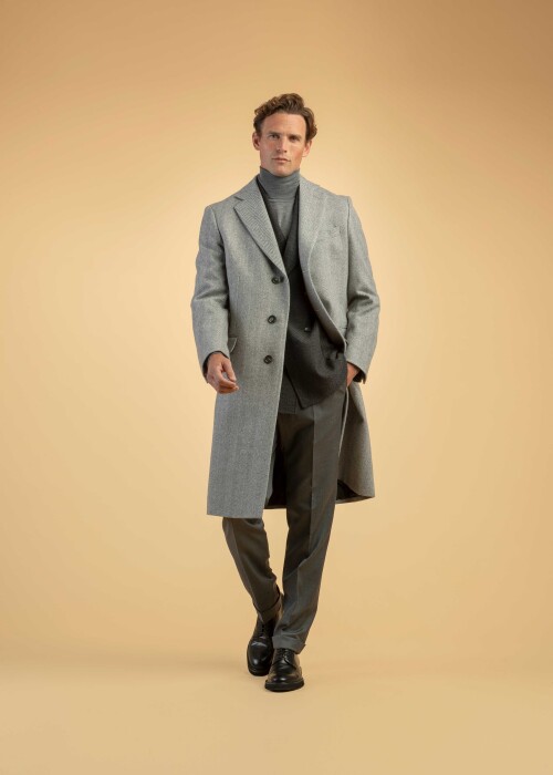 Herren-Outfit mit grauem Wollmantel, dunklem Rollkragen und Anzughose – stilvoller Layering-Look für Herbst und Winter
