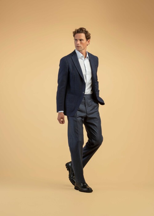 Business-Outfit für Herren mit kariertem Sakko und weissem Hemd Eleganter Herren-Look mit kariertem Blazer, weissem Hemd und blauer Hose – stilvolle Businessmode