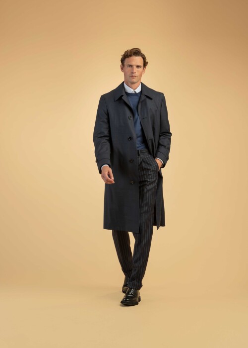 Elegantes Herren-Styling mit Mantel und Nadelstreifenhose Herren-Outfit mit dunkelblauem Mantel, Rundhalspullover und Nadelstreifenhose – stilvoll für Business und Alltag