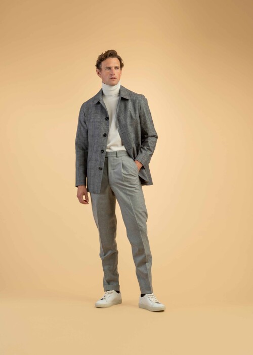 Herren-Outfit mit Karojacke, weissem Rollkragenpullover und grauer Hose – eleganter Smart-Casual-Look mit Sneakers