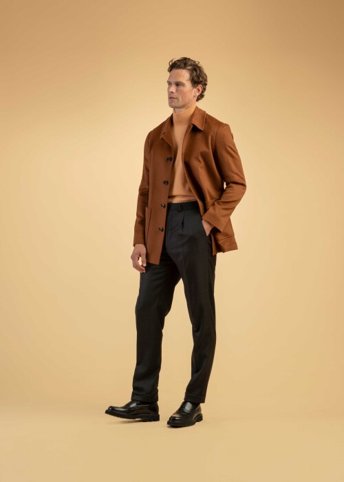 Herren-Outfit mit rostbrauner Jacke, Rollkragenpullover und dunkler Stoffhose – stilvoller Herbst-Look mit Loafern