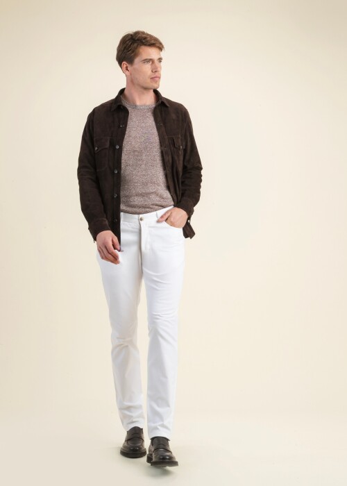 Männermode aus der Scabal Frühling-Sommer 2026 Kollektion mit braunem Overshirt, meliertem Shirt und eleganter weisser Hose, massgeschneidert in St.Gallen.