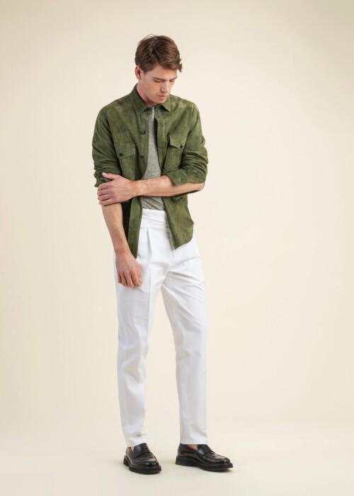 Herrenlook aus der Scabal Frühling Sommer 2026 Kollektion mit grünem Overshirt in Veloursleder-Optik, grauem Shirt und weisser Hose.