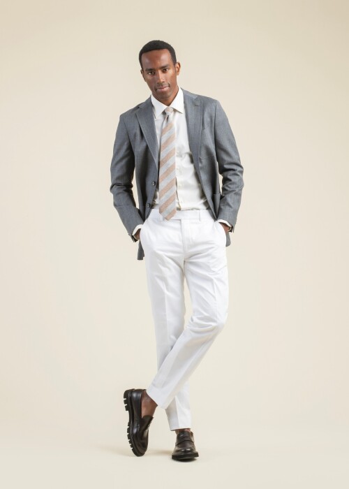Eleganter Anzuglook aus der Scabal Frühling Sommer 2026 Kollektion mit grauem Sakko aus der Image Linie und weisser Hose.