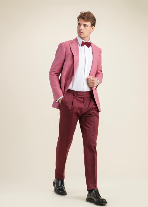 Pinkes Hochzeits-Sakko mit Fliege und bordeauxroser Hose – Scabal Frühling Sommer 2026
