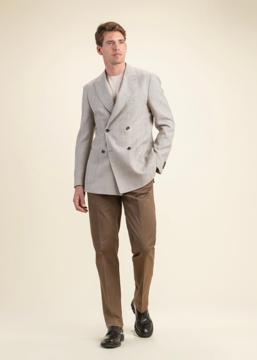 Eleganter Herrenlook aus der Scabal Frühling Sommer 2026 Kollektion mit doppelreihigem Sakko aus der Jazz Linie und brauner Hose.