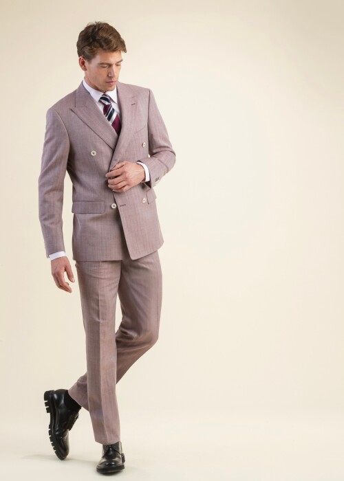 Zweireihiger Sommeranzug in zartem Rosé mit elegantem Krawatten-Look – Scabal Frühling Sommer 2026