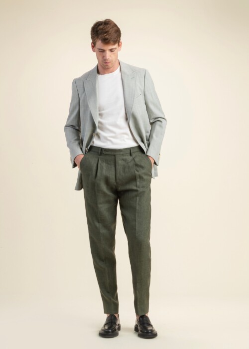 Sommerlicher Herrenlook aus der Scabal Frühling Sommer 2026 Kollektion mit hellem Sakko aus der Jazz Linie und olivgrüner Leinenhose.
