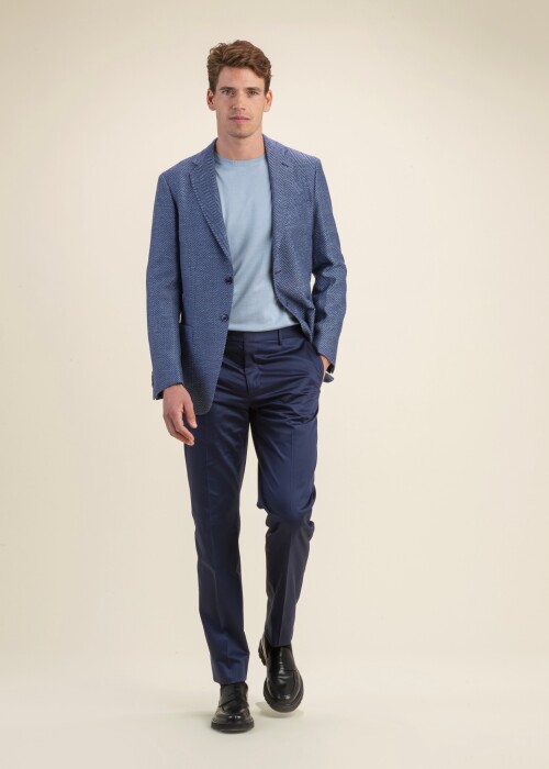 Sommerlicher Hochzeitslook mit Hahnentritt-Sakko in Blau – Scabal Frühling Sommer 2026