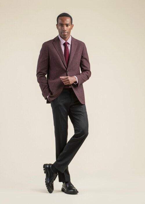 Bordeauxfarbenes Sakko mit schwarzer Hose aus der Scabal Jazz Kollektion – Scabal Frühling Sommer 2026