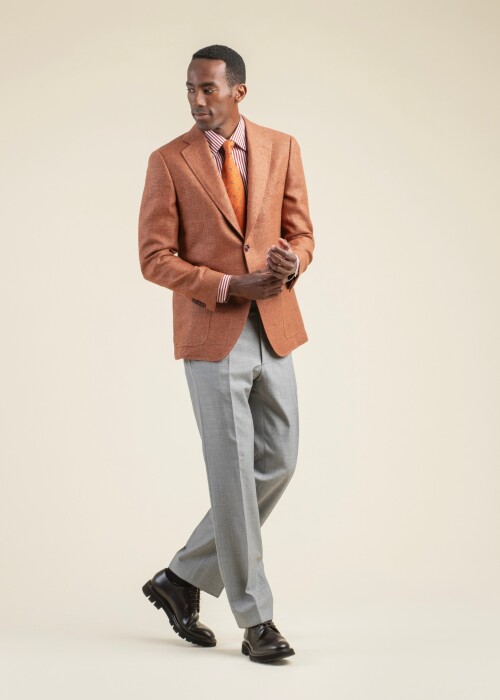 Oranger Sakko mit grauer Hose aus der Scabal Jazz Kollektion – Scabal Frühling Sommer 2026