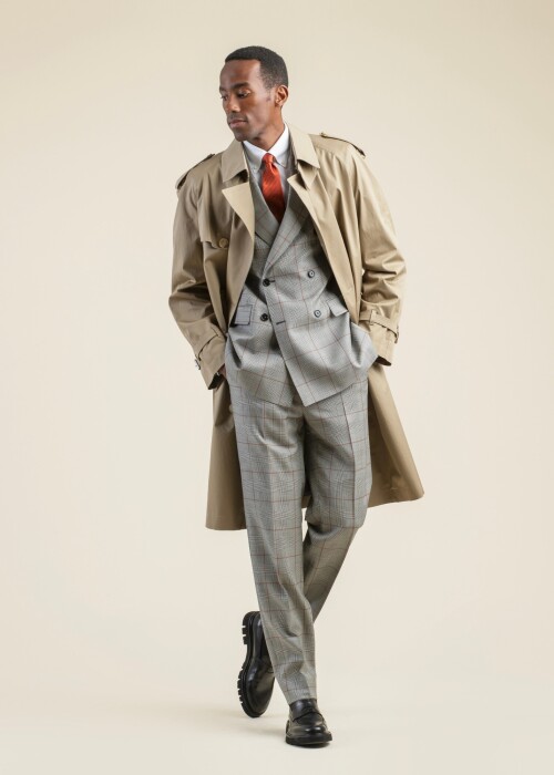 Luxuriöser Look mit dem neuen Trenchcoat Marlow 1 über einem zweireihigen Anzug aus der Kollektion Riviera Trend – Eleganz für wechselhaftes Wetter und jede Gelegenheit.