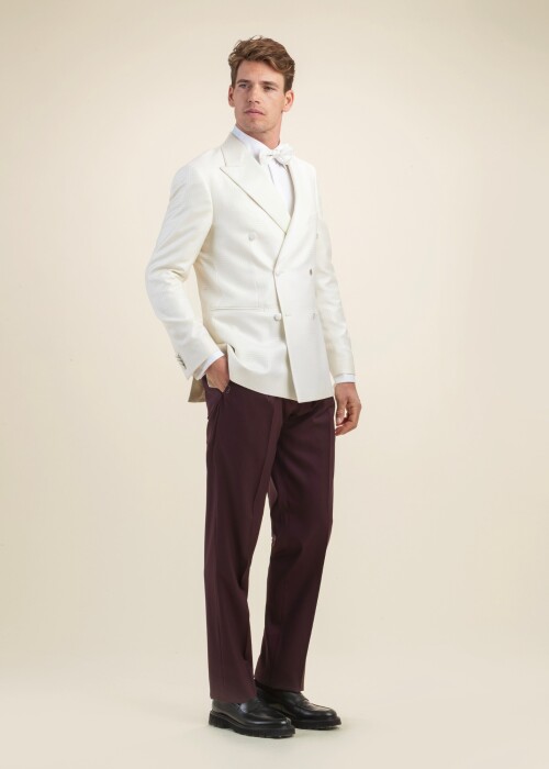 Eleganter Hochzeitslook mit cremefarbenem Smokingjackett und bordeauxfarbener Hose – The Wedding Edition | Scabal Frühling Sommer 2026