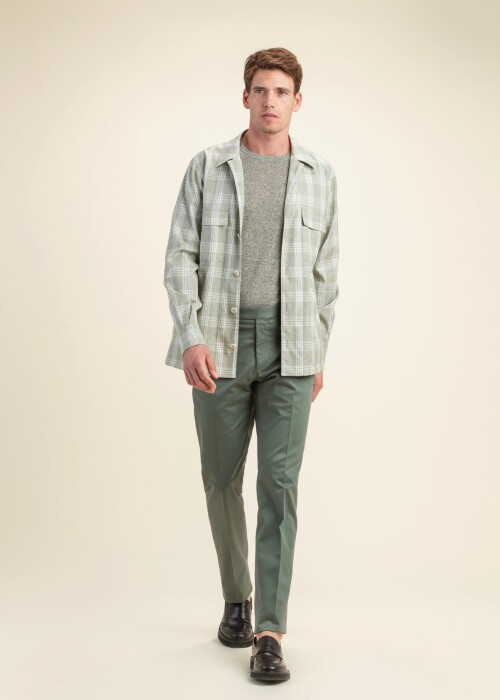 Sommerlicher Herrenlook mit Plymouth 1 Overshirt aus der Scabal Frühling Sommer 2026 Kollektion in grün-kariertem Stoff der Riviera Trend Linie.