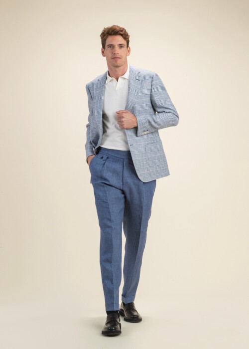 Sommerlook mit hellblau kariertem Jackett und Leinenhose – The Wedding Edition | Scabal Frühling Sommer 2026