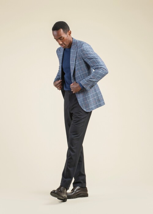 Sommerlicher Herrenlook aus der Scabal Frühling Sommer 2026 Kollektion mit kariertem Riviera Trend Sakko in Blau und marinefarbener Hose.