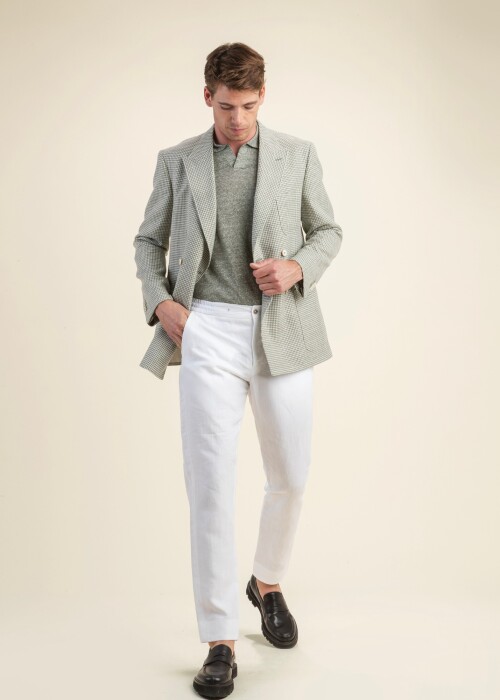 Sommerliches Herrenoutfit aus der Scabal Frühling Sommer 2026 Kollektion mit hellgrünem Hahnentritt-Sakko aus der Riviera Trend Linie und weisser Hose.
