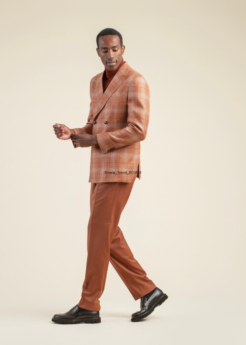 Scabal Riviera Trend Sakko in Orange-Karomuster mit Ton-in-Ton Outfit aus der Scabal frühling sommer 2026 Kollektion.