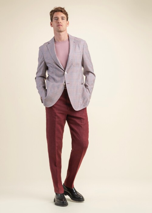 Riviera Trend Look mit Hahnentritt-Jackett und rostroter Hose – The Wedding Edition | Scabal Frühling Sommer 2026