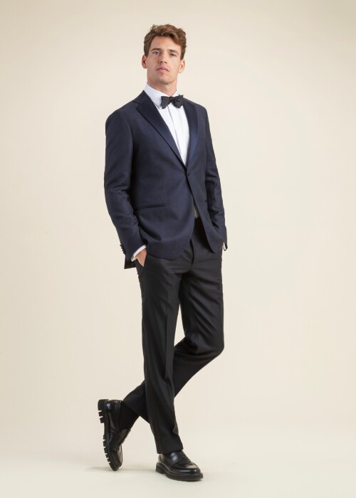 Smoking in Mitternachtsblau mit klassischem Revers – The Wedding Look aus der Riviera Trend Kollektion | Scabal Frühling Sommer 2026