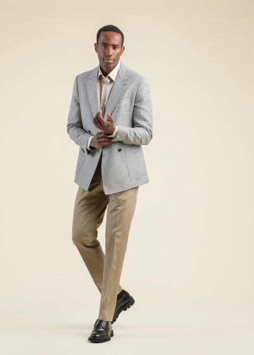 Sommerlicher Look mit karierter Riviera Trend Jacke und beiger Hose – Scabal Frühling Sommer 2026