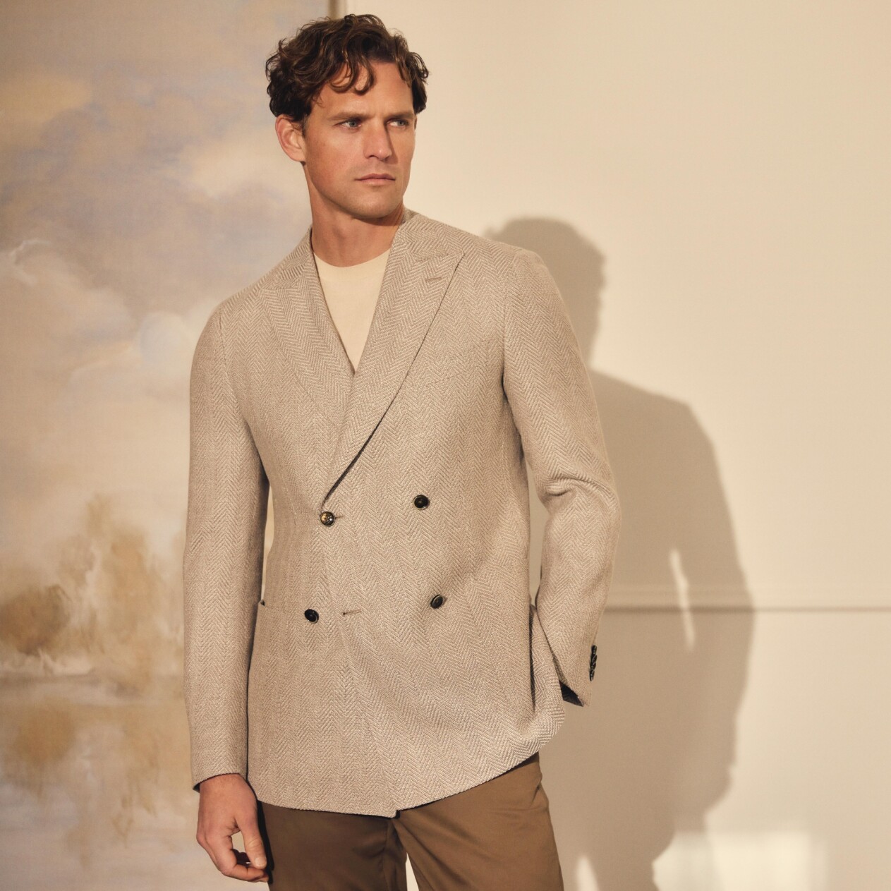 Beiger Doppelreiher in Fischgrätmuster mit entspannter Eleganz – Scabal Frühling Sommer 2026