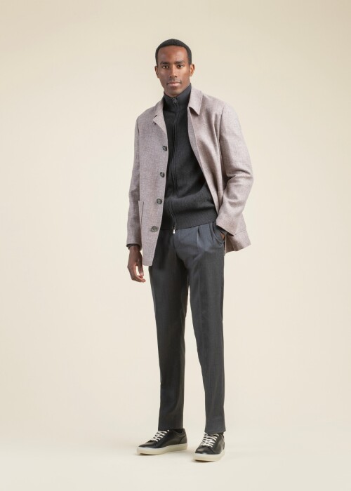 Eleganter Troy 2 Mantel aus der Scabal Frühling Sommer 2026 Kollektion, kombiniert mit dunkler Hose und Strickpullover.