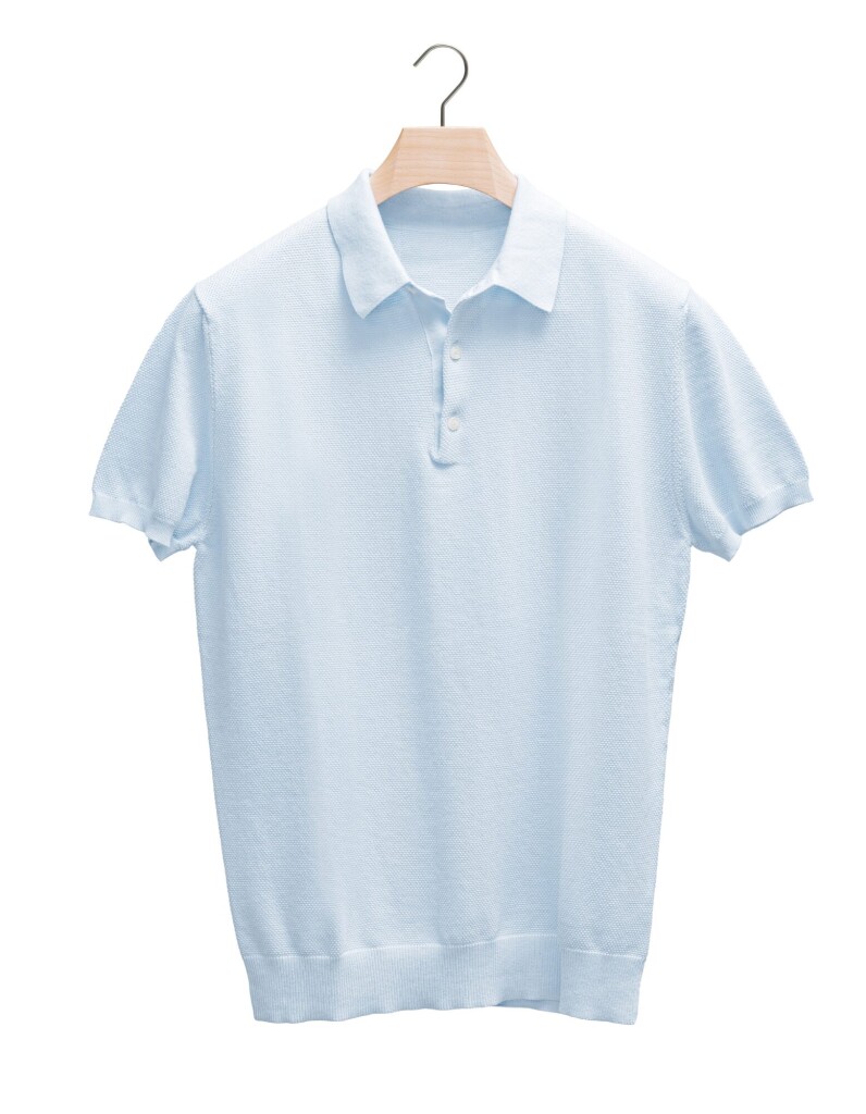 Hellblaues Polo-Shirt auf Kleiderbügel mit feiner Strickstruktur von Hersteller borelio