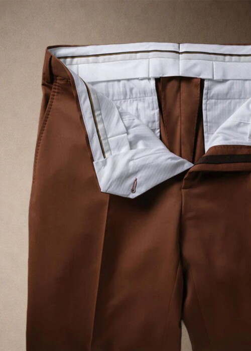 Scabal Hose in Braun mit geöffneter Front und hochwertigem Innenfutter im Detail