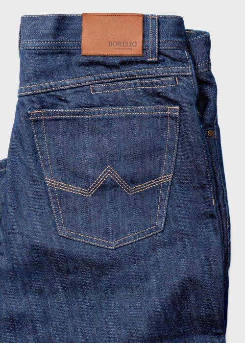 Rückansicht der Borelio Jeanshose aus dunklem Denim mit Gesässtasche und markanter Naht