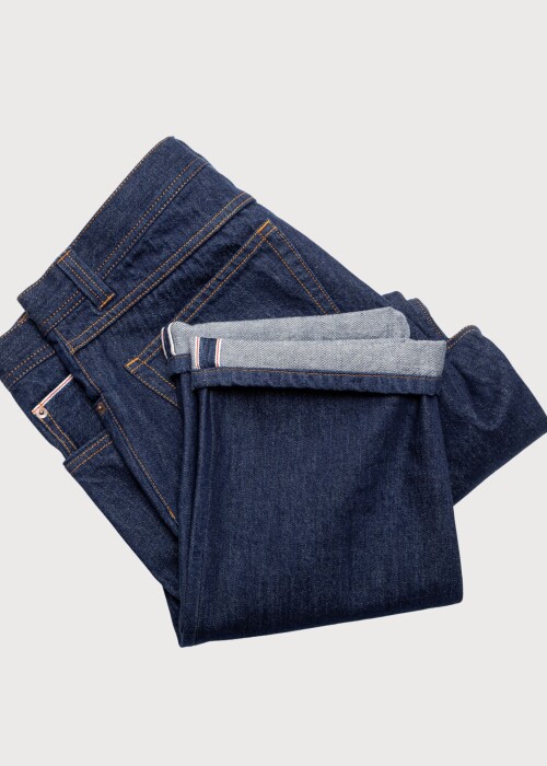 Gefaltete Borelio Jeanshose aus dunklem Denim mit Umschlag und sichtbaren Kontrastnähten