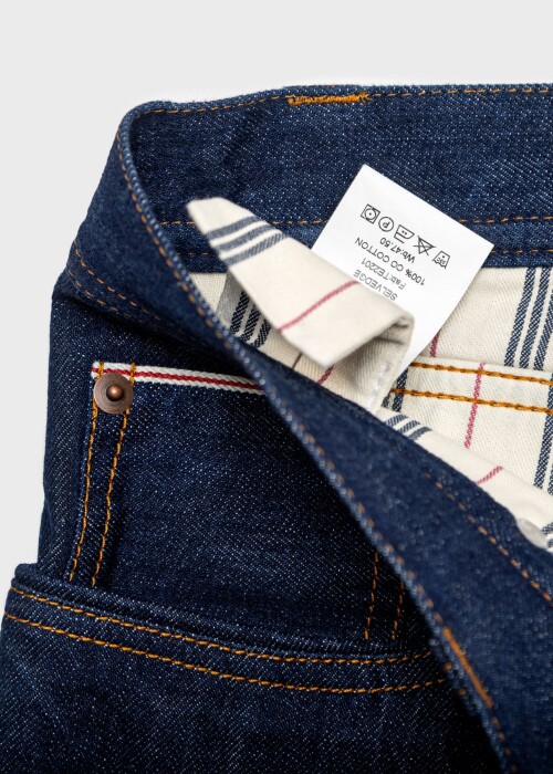 Detailaufnahme der Jeanshose von Borelio aus dunklem Denim mit sichtbaren Nähten und Innenfutter