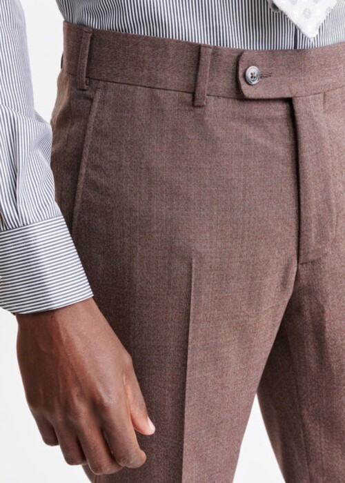 Scabal Hose in Braun mit eleganter Bundverarbeitung und feiner Stoffstruktur im Detail