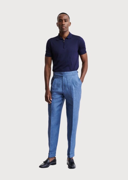 Scabal Hosen in Hellblau mit moderner Passform kombiniert mit Poloshirt und eleganten Schuhen