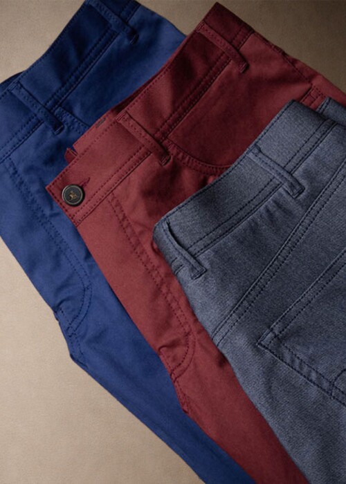 Gefaltete Hosen von Borelio in Blau Rot und Grau mit sichtbaren Details und hochwertiger Verarbeitung