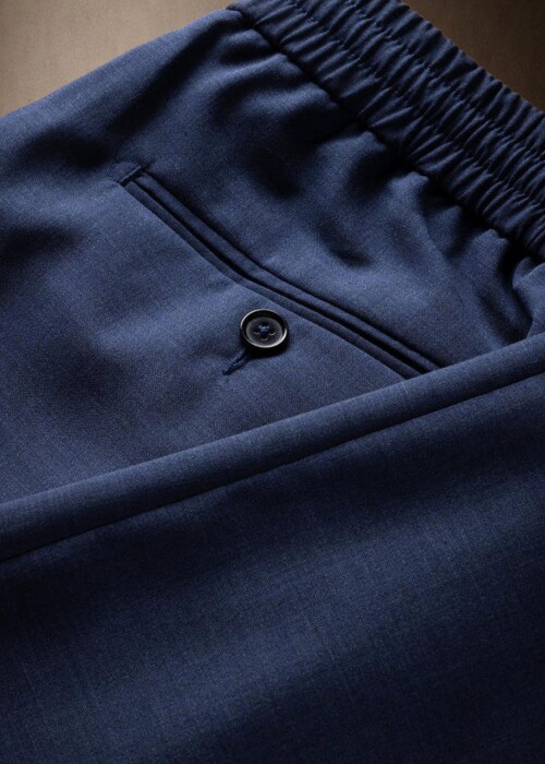 Detailaufnahme der Scabalhosen in Dunkelblau mit elastischem Bund und Gesässtasche