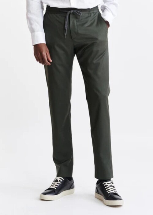 Scabal Hosen in Grün mit Kordelzug und moderner Passform kombiniert mit weißem Hemd